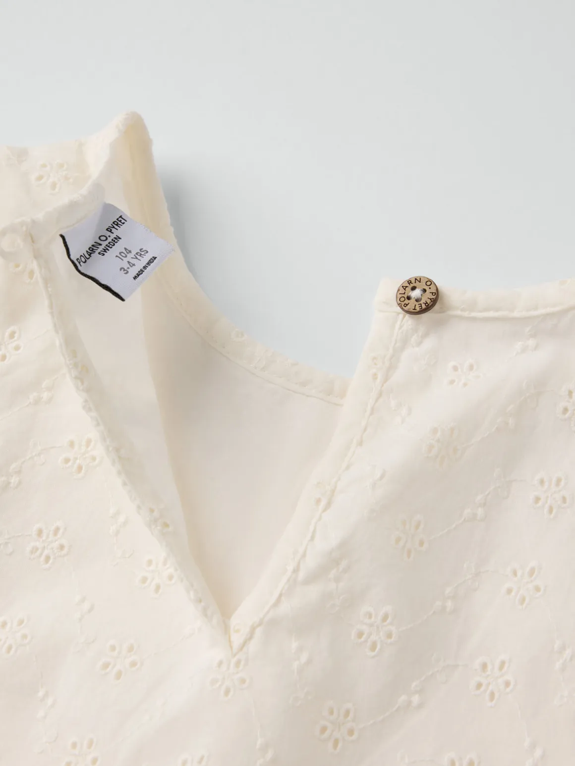 Vävd blus med volanger